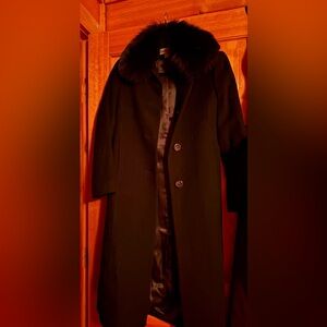 Elegant Black Trench Coat with Fur Collar